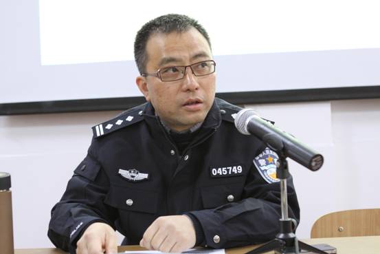 图为:公司党支部书记,总经理徐敏同志,在开班仪式上作重要报告图为