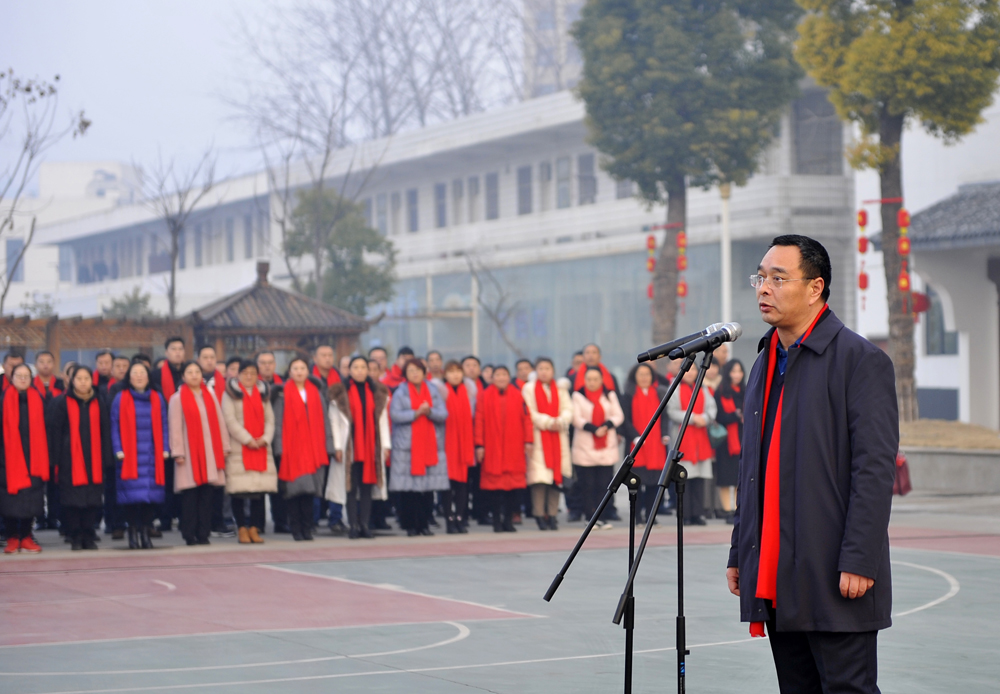 2月5日大年初一早晨7时10分,市国联集团董事长汤正明莅临总公司,在总