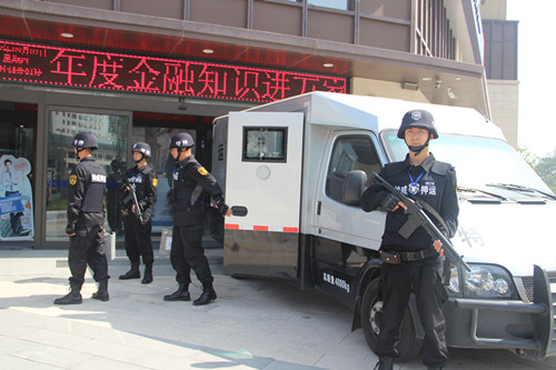 12501363_太原市保安服务有限公司押运员正在执行押运任务.jpeg